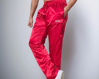 Ultieme rode glanzende satijnen trainingsbroek - Glanzende atletische joggingbroek met mesh voering en rits aan de zijkant voor comfort - Stijl