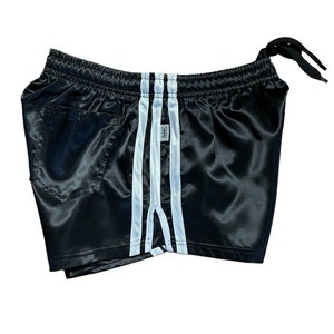 Sporty Chic: Shorts de sport en nylon brillant Styles Sprinter, Satin et Rétro image 3