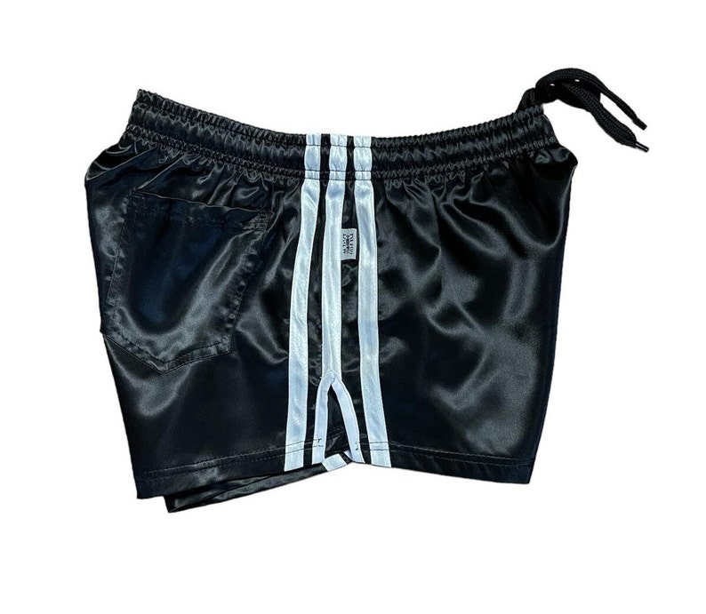 Sporty Chic: Shorts de sport en nylon brillant Styles Sprinter, Satin et Rétro image 3