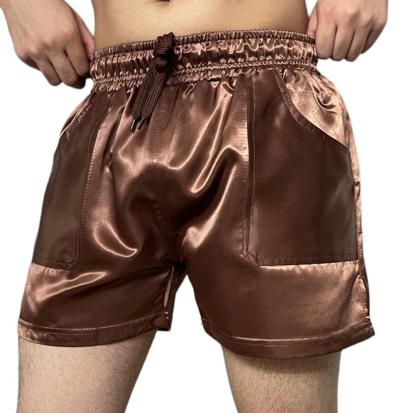 Revival rétro avec un short en nylon satiné marron