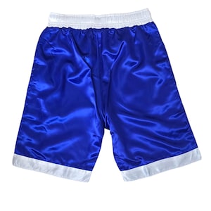 K&ouml;nnte beinhalten: Blaue Satin-Boxershorts mit wei&szlig;em Besatz an Bund und Bein&ouml;ffnungen.