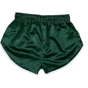 Green Sleek Nylon Satin Retro Shorts: Channeling Elegance and Sporty Athleticism Bild 2