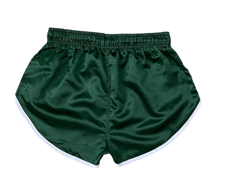 Green Sleek Nylon Satin Retro Shorts: Channeling Elegance and Sporty Athleticism Bild 2