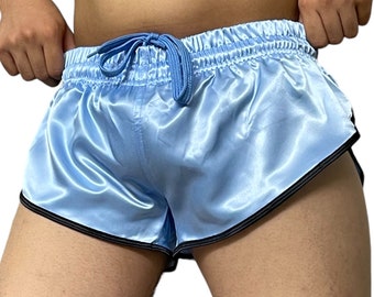 Dalla passerella al retrò: pantaloncini dal taglio alto in raso di nylon azzurro cielo ispirati allo sprint sportivo