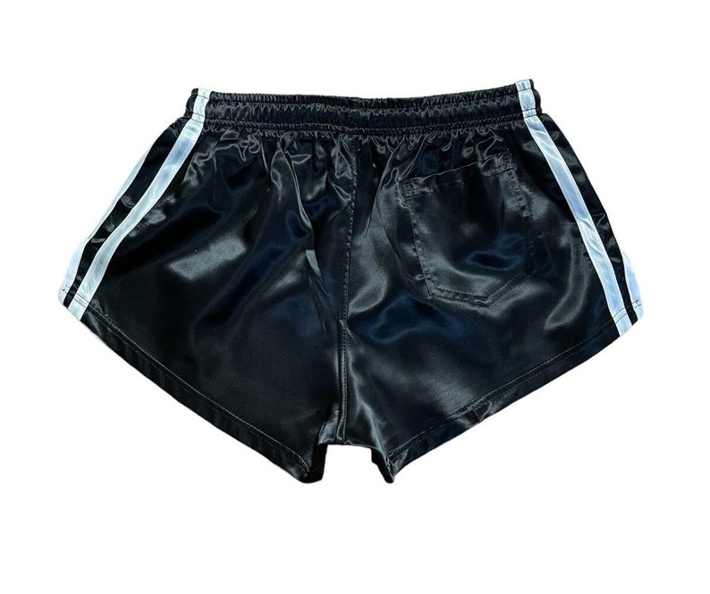 Sporty Chic: Shorts de sport en nylon brillant Styles Sprinter, Satin et Rétro image 2