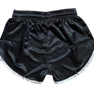 Short rétro en satin de nylon noir avec un design sprint sportif image 6