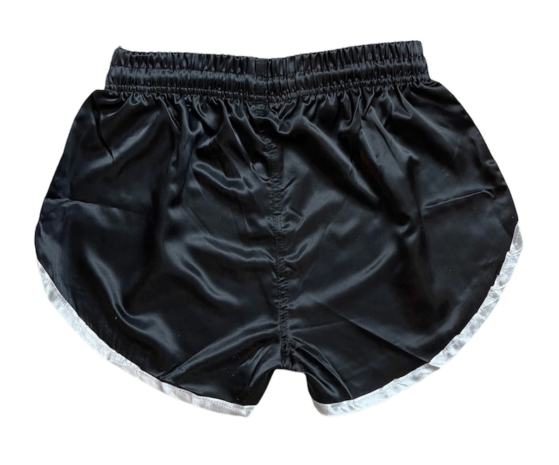 Short rétro en satin de nylon noir avec un design sprint sportif image 6