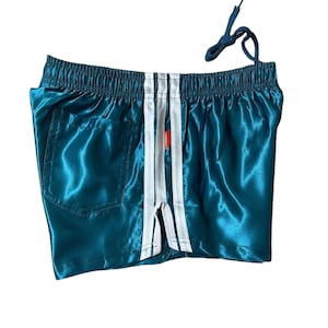 Sprint in Style: Sporty Retro Chic with Nylon Satin Shorts Bild 2