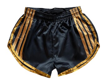 Short rétro noir élégant en satin de nylon : canalisant l'élégance et l'athlétisme sportif