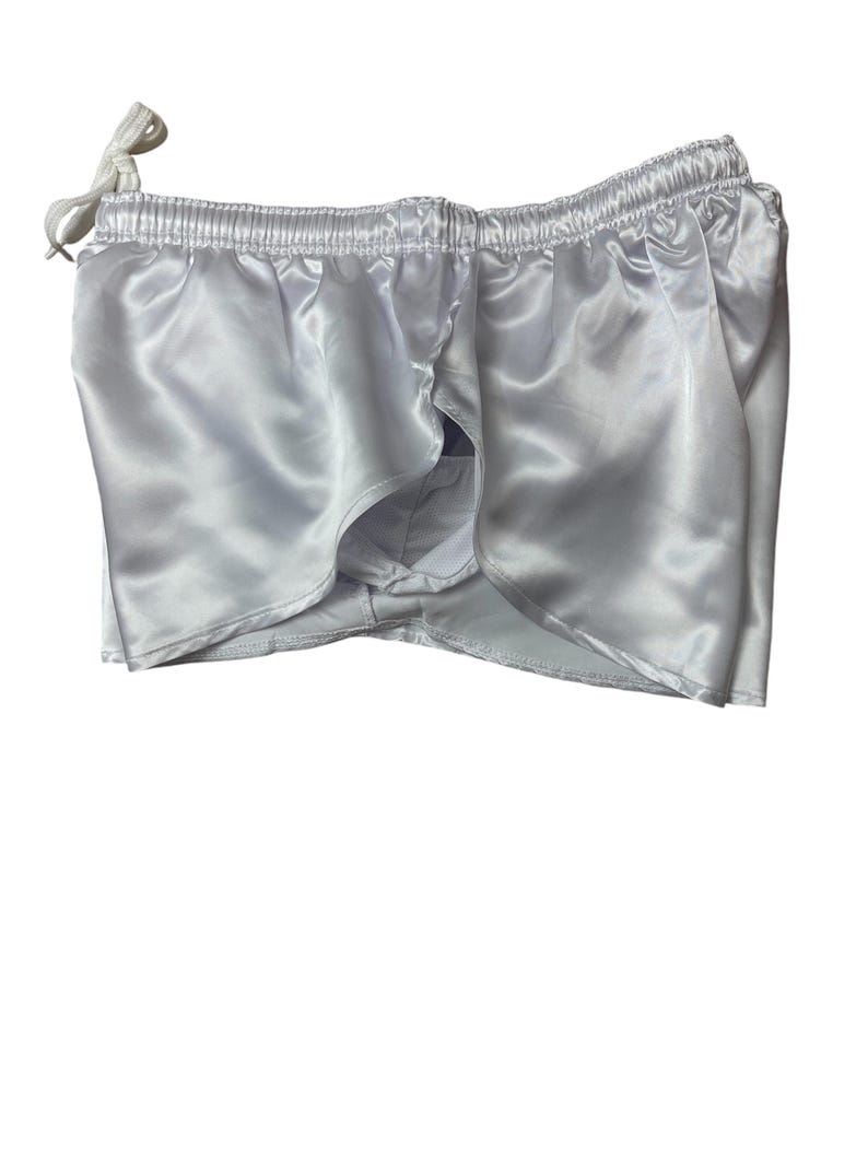 Short de sport unisexe en satin blanc avec slip intérieur intégré