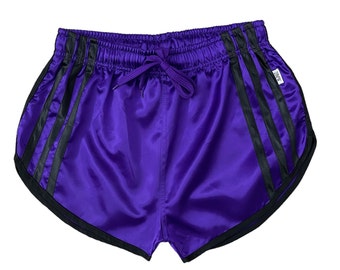 Short rétro en satin de nylon élégant violet : canalisant l'élégance et l'athlétisme sportif