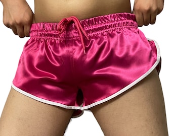 Du défilé au rétro : short coupe haute en satin de nylon magenta inspiré du sprint sportif