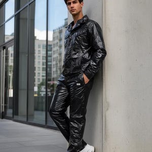 ブラックの高光沢PUナイロン製トラックスーツ – ボタンダウンジャケットと調節可能なジッパー付きパンツ 画像 3