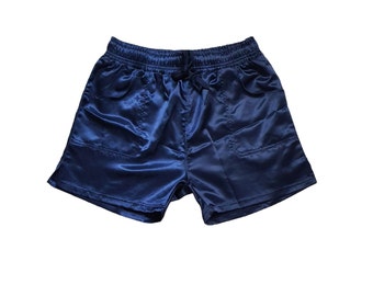 Élégant et rapide : renaissance rétro avec un short bleu marine en satin de nylon