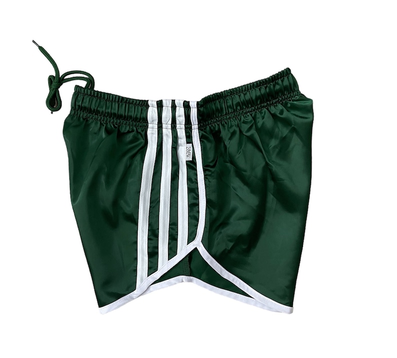 Green Sleek Nylon Satin Retro Shorts: Channeling Elegance and Sporty Athleticism Bild 3