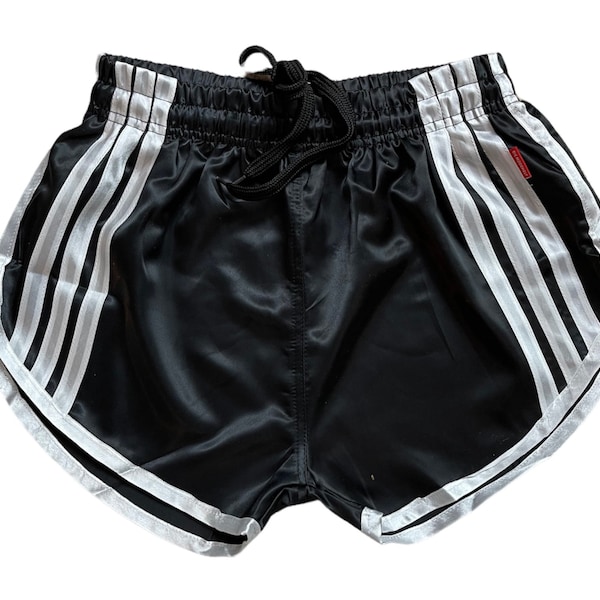 Short rétro en satin de nylon noir avec un design sprint sportif