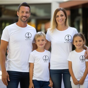 Puede incluir: Una familia de cuatro personas con camisetas blancas con un dise&ntilde;o de ancla negra y texto. Las camisetas dicen "Captain Brian", "First Mate Kathy", "Michael" y "Angela".
