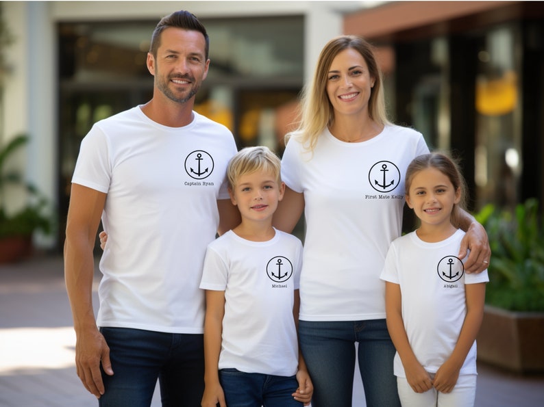 Puede incluir: Una familia de cuatro personas con camisetas blancas con un dise&ntilde;o de ancla negra y texto. Las camisetas dicen "Captain Brian", "First Mate Kathy", "Michael" y "Angela".