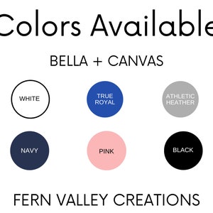 Puede incluir: Carta de colores que muestra los colores disponibles para las camisetas Bella + Canvas. Los colores incluyen blanco, azul royal, gris deportivo, azul marino, rosa y negro.