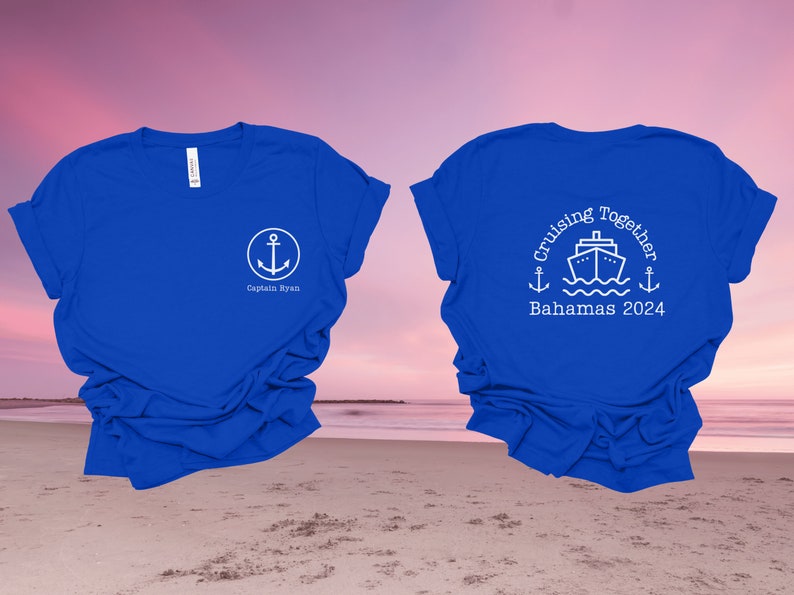 Puede incluir: Dos camisetas azul real con texto y gr&aacute;ficos blancos. La camiseta delantera tiene un ancla y el texto "Captain Ryan". La camiseta trasera tiene un crucero, anclas y el texto "Cruising Together Bahamas 2024".