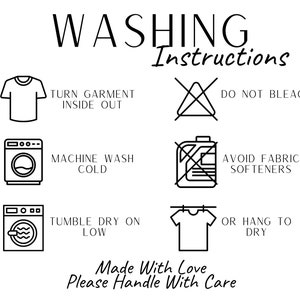 Puede incluir: Instrucciones de lavado en blanco y negro en forma de dibujos de l&iacute;neas. Las instrucciones incluyen dar la vuelta a la prenda, lavar a m&aacute;quina en fr&iacute;o, secar en secadora a baja temperatura o colgar para secar, y evitar el uso de suavizantes. El texto dice "Instrucciones de lavado", "Dar la vuelta a la prenda", "Lavar a m&aacute;quina en fr&iacute;o", "Secar en secadora a baja temperatura", "O colgar para secar", "No usar lej&iacute;a", "Evitar suavizantes", y "Hecho con amor, por favor, manipular con cuidado".