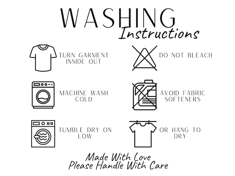 Puede incluir: Instrucciones de lavado en blanco y negro en forma de dibujos de l&iacute;neas. Las instrucciones incluyen dar la vuelta a la prenda, lavar a m&aacute;quina en fr&iacute;o, secar en secadora a baja temperatura o colgar para secar, y evitar el uso de suavizantes. El texto dice "Instrucciones de lavado", "Dar la vuelta a la prenda", "Lavar a m&aacute;quina en fr&iacute;o", "Secar en secadora a baja temperatura", "O colgar para secar", "No usar lej&iacute;a", "Evitar suavizantes", y "Hecho con amor, por favor, manipular con cuidado".