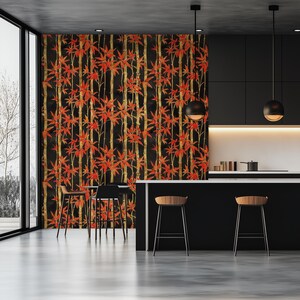 Puede incluir: Papel pintado con un patr&oacute;n repetitivo de tallos de bamb&uacute; dorados verticales y hojas rojas vibrantes sobre un fondo negro s&oacute;lido. El dise&ntilde;o cubre la pared detr&aacute;s de una isla de cocina con dos taburetes y una mesa de comedor.