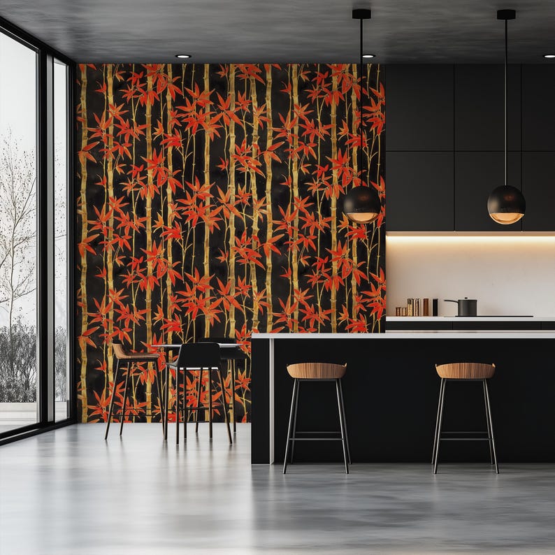 Puede incluir: Papel pintado con un patr&oacute;n repetitivo de tallos de bamb&uacute; dorados verticales y hojas rojas vibrantes sobre un fondo negro s&oacute;lido. El dise&ntilde;o cubre la pared detr&aacute;s de una isla de cocina con dos taburetes y una mesa de comedor.