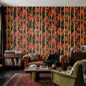 Puede incluir: Papel pintado con un patr&oacute;n repetitivo de tallos de bamb&uacute; verticales en tonos dorados y marrones sobre un fondo negro s&oacute;lido, acentuado con hojas de color naranja y rojo vibrante que se extienden horizontalmente desde los tallos.