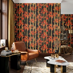 Puede incluir: Papel pintado con un patr&oacute;n repetitivo de tallos de bamb&uacute; verticales en tonos dorados y marrones sobre un fondo negro, acentuado con hojas de color naranja y rojo vibrantes. El dise&ntilde;o crea un efecto de bosque bot&aacute;nico denso en la pared.