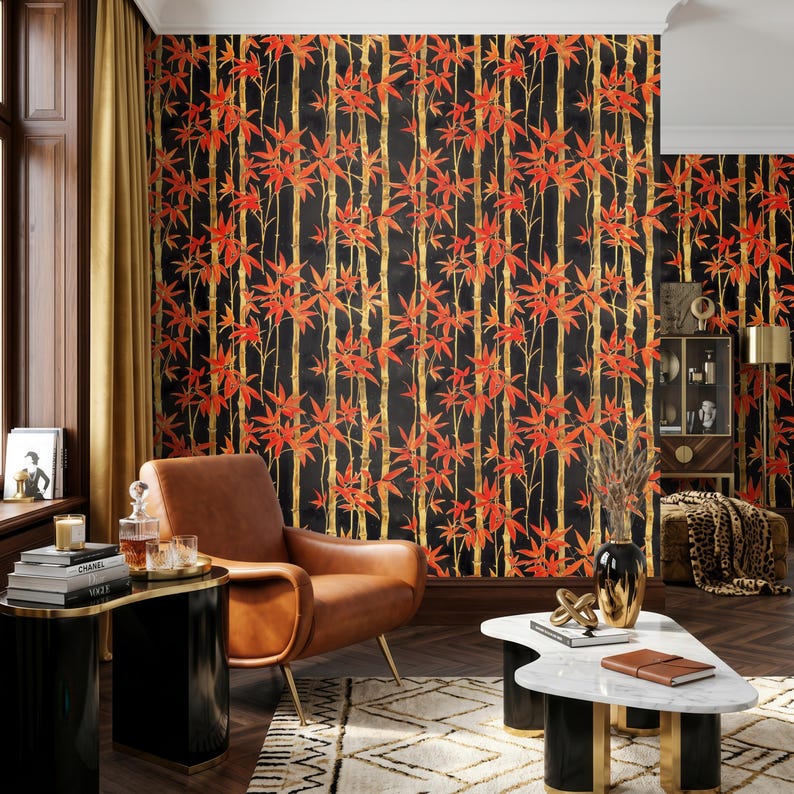 Puede incluir: Papel pintado con un patr&oacute;n repetitivo de tallos de bamb&uacute; verticales en tonos dorados y marrones sobre un fondo negro, acentuado con hojas de color naranja y rojo vibrantes. El dise&ntilde;o crea un efecto de bosque bot&aacute;nico denso en la pared.