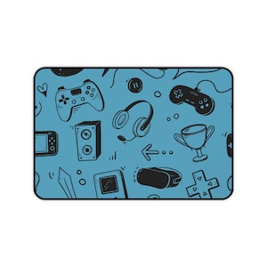 Alfombrilla de escritorio con dibujos para gamers - Alfombrilla de ratón azul para gamers - Decoración retro de videojuegos para la oficina - Alfombrilla de escritorio con ilustraciones de videojuegos dibujadas a mano - Regalo para nerds