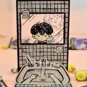 Op de afbeelding: Zwart-wit illustratie van een persoon die in een spiegel kijkt, met een wastafel op de voorgrond. De spiegel heeft de tekst "Remember to brush your teeth" en "Love you honey!"