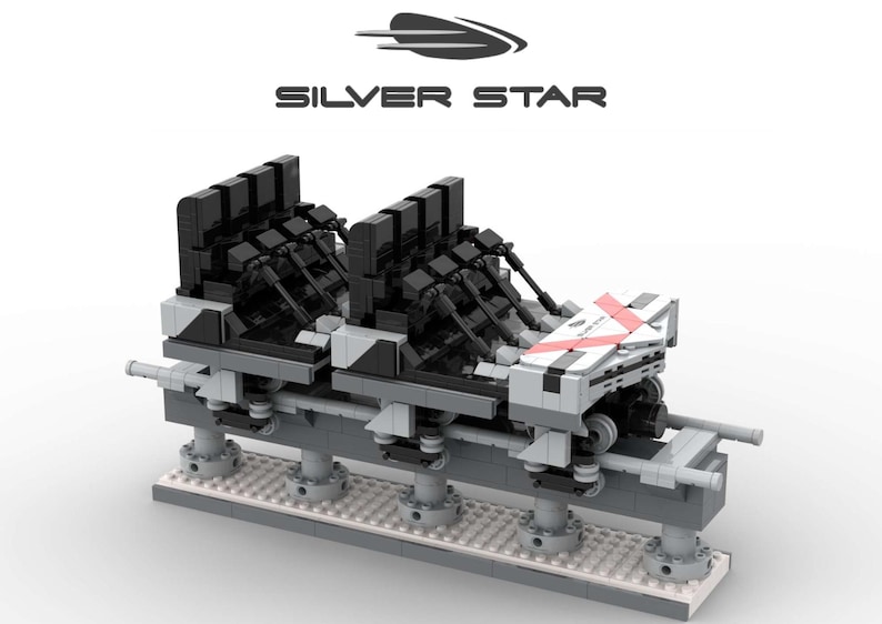 Pu&ograve; includere: Modello di vagone di montagne russe, principalmente grigio e nero, con la scritta "SILVER STAR" sopra. Il vagone ha pi&ugrave; file di sedili ed &egrave; montato su un binario con colonne di supporto. Il design include accenti rossi.
