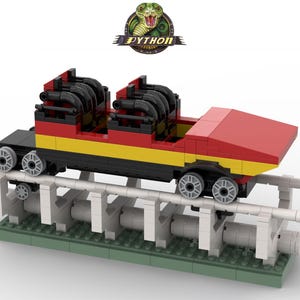 Op de afbeelding: Een rode, gele en zwarte Lego-achtbaanwagen met zwarte stoelen en wielen. De wagen staat op een wit spoor met grijze steunen. Het spoor staat op een groene basis.
