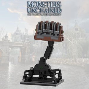 Puede incluir: Un modelo LEGO de una máquina con una sección superior marrón y una base negra. El modelo se titula "MONSTERS UNCHAINED THE FRANKENSTEIN EXPERIMENT" en el fondo. La máquina tiene múltiples tuberías y un diseño mecánico complejo.