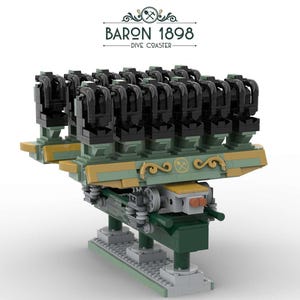 Op de afbeelding: Een groen en gouden LEGO-model van een Baron 1898 duikachtbaan. De achtbaan heeft zwarte stoelen en staat op een baan met steunen.