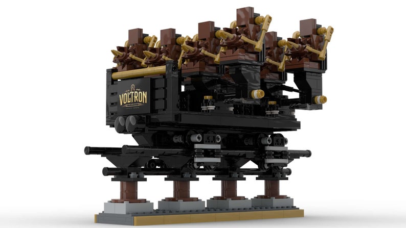 K&ouml;nnte beinhalten: Ein schwarzes und braunes Voltron-Achterbahnmodell aus Spielzeugbl&ouml;cken. Das Modell zeigt das Wort "VOLTRON" in goldfarbenen Buchstaben. Die Achterbahn hat mehrere Sitzreihen und wird von braunen S&auml;ulen getragen.