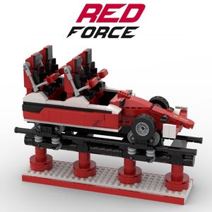 Könnte beinhalten: Ein rotes und weißes Lego-Modell eines Achterbahnwagens mit dem Schriftzug "RED FORCE" auf der Oberseite. Der Wagen befindet sich auf einer schwarzen Schiene mit roten und weißen Stützen.