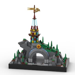 Puede incluir: Un modelo Lego de un castillo de fantasía con una torre, un arco de piedra y árboles verdes. El castillo está construido sobre una base gris.
