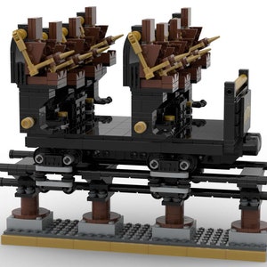 K&ouml;nnte beinhalten: Ein schwarzes und braunes Lego-Achterbahnmodell mit detaillierten Sitzen und St&uuml;tzstrukturen. Das Modell verf&uuml;gt &uuml;ber ein Schienensystem und ist aus verschiedenen Lego-Steinen gebaut, was eine Miniatur-Vergn&uuml;gungspark-Fahrt darstellt.