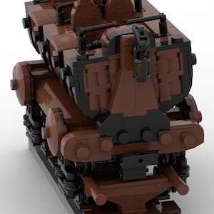 Puede incluir: Un modelo LEGO de vag&oacute;n de tren marr&oacute;n y negro con cuatro asientos y una linterna en la parte trasera. El vag&oacute;n de tren est&aacute; sobre una v&iacute;a hecha de ladrillos LEGO grises.