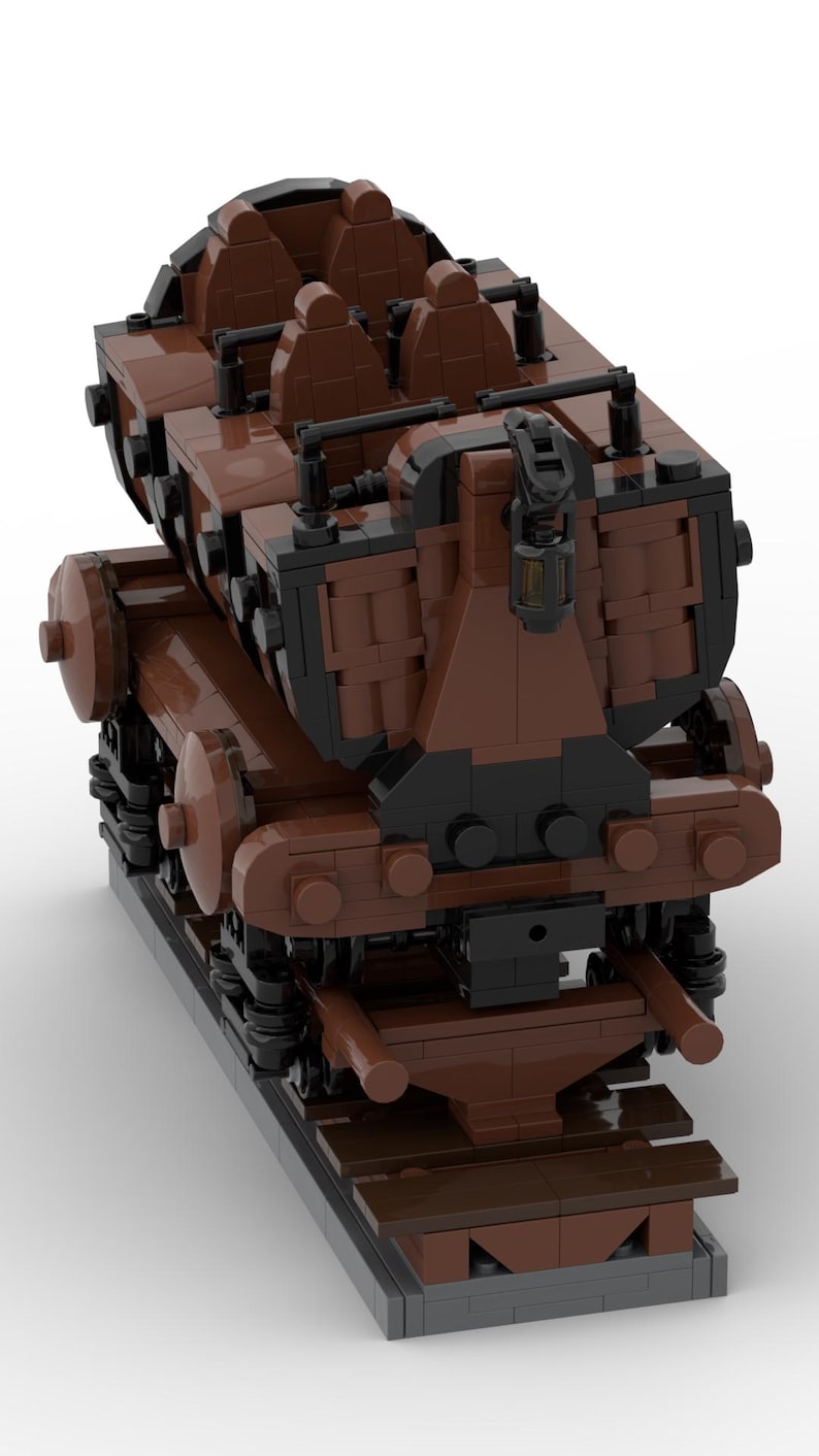 Puede incluir: Un modelo LEGO de vag&oacute;n de tren marr&oacute;n y negro con cuatro asientos y una linterna en la parte trasera. El vag&oacute;n de tren est&aacute; sobre una v&iacute;a hecha de ladrillos LEGO grises.