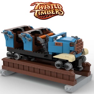 Puede incluir: Un modelo Lego azul y marrón de un tren de montaña rusa con las palabras "Twisted Timbers" en un logotipo rojo y naranja arriba.