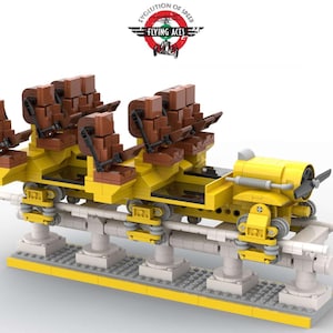 Könnte beinhalten: Ein gelb-braunes Spielzeug-Achterbahnmodell mit vier Sitzreihen. Die Achterbahn hat einen Propeller an der Vorderseite und den Text "EVOLUTION OF SPEED FLYING ACES" in einem kreisförmigen Logo.