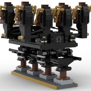 K&ouml;nnte beinhalten: Ein schwarzes und braunes Modell einer Achterbahn mit dem griechischen Buchstaben Omega auf der Vorderseite. Das Modell besteht aus ineinandergreifenden Bl&ouml;cken und verf&uuml;gt &uuml;ber mehrere Wagen und St&uuml;tzstrukturen. Die Basis ist beige und grau.