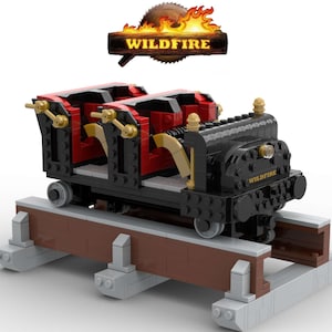Könnte beinhalten: Ein schwarzer und roter LEGO-Zugwagen mit goldenen Akzenten. Der Wagen ist mit "WILDFIRE" beschriftet und befindet sich auf einem braunen Holzgleis.