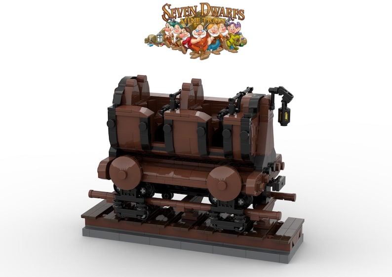 Puede incluir: Un vag&oacute;n de tren en miniatura de color marr&oacute;n y negro con un dise&ntilde;o de madera. El vag&oacute;n tiene un letrero que dice "Seven Dwarfs Mine Train".