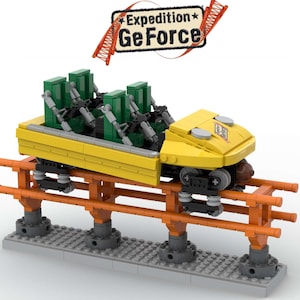 Könnte beinhalten: Ein gelbes und grünes Lego-Modell eines Achterbahnzugs mit dem Text "Expedition GeForce" auf einem roten Banner.