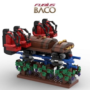Könnte beinhalten: Ein Lego-Modell der Furius Baco-Achterbahn im PortAventura Park. Der Achterbahnzug ist braun mit roten Sitzen und befindet sich auf einer blauen Schiene. Der Zug ist von grünen Ranken und lila Trauben umgeben.